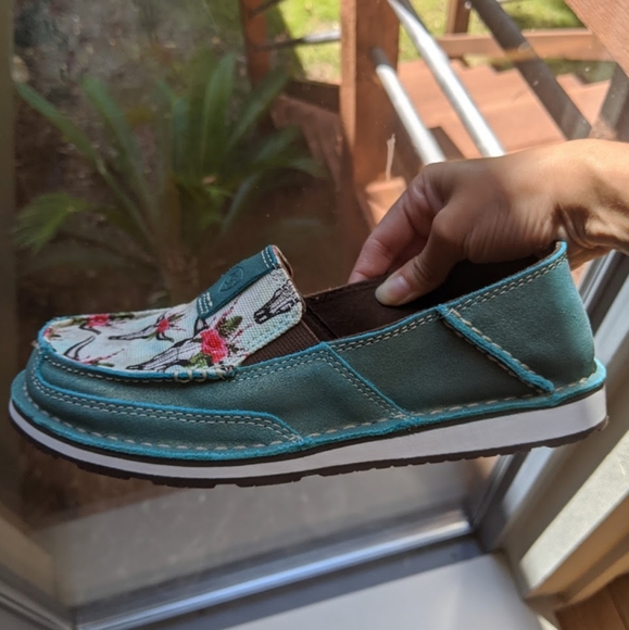 ariat cruisers steers and roses